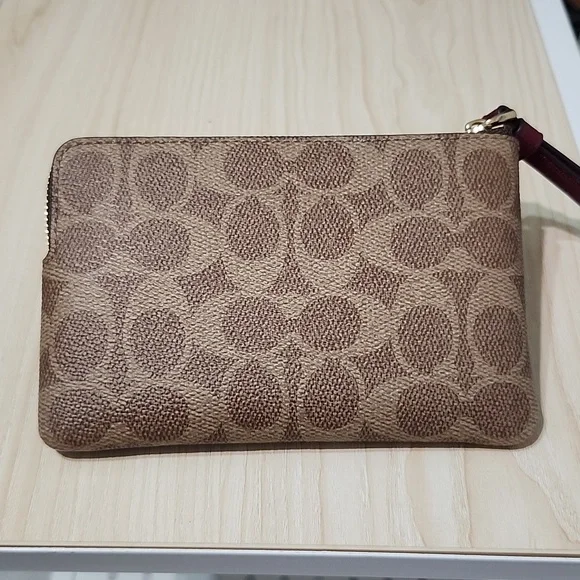 Coach wristlet corner zip. - Picture 3 of 7